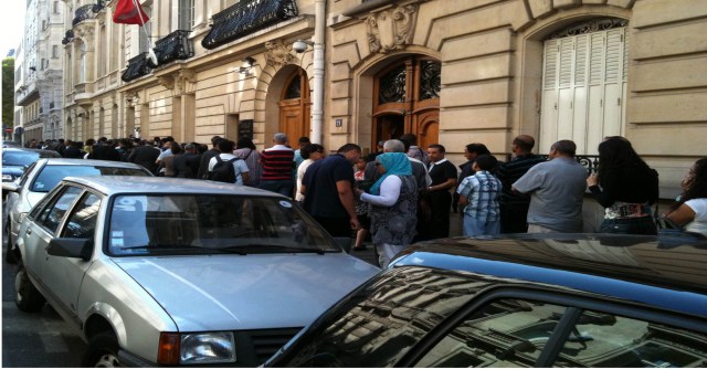 devant le Consultat de Tunisie