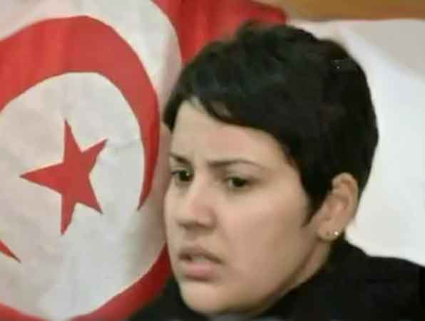 Khaoula Rchidi , l'étudiante qui est montée sur le toit en s'opposant à l'enlèvement du drapeau tunisien