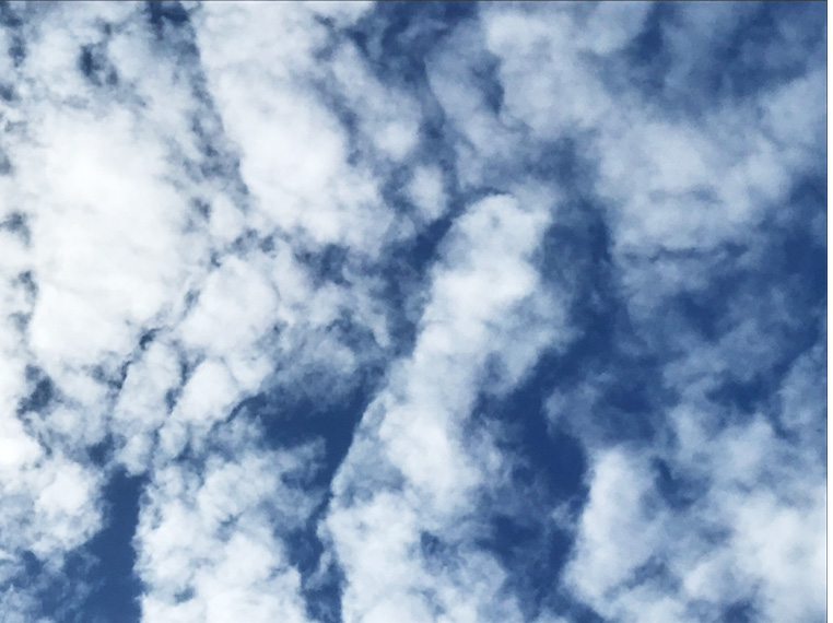 Cette image a un attribut alt vide ; son nom de fichier est nuages-1.jpg